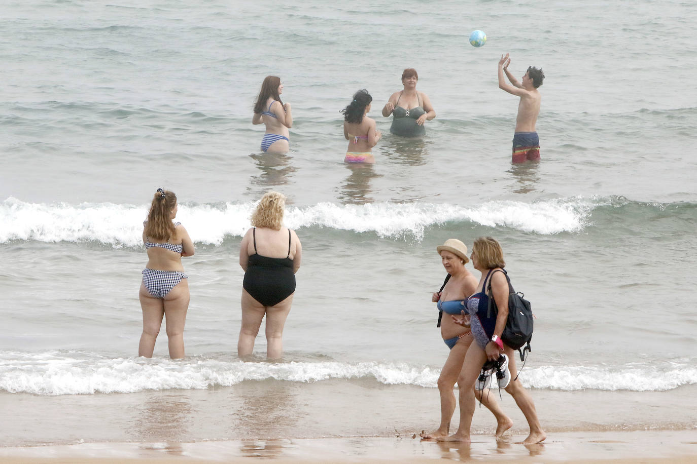 Playas y piscinas con gran afluencia para combatir las temperaturas veraniegas de las que disfruta la región