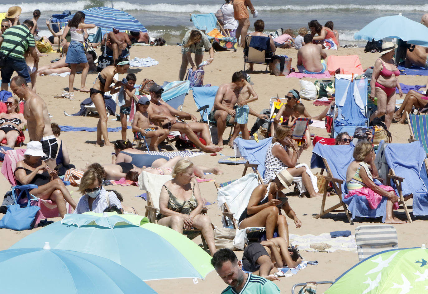 Playas y piscinas con gran afluencia para combatir las temperaturas veraniegas de las que disfruta la región