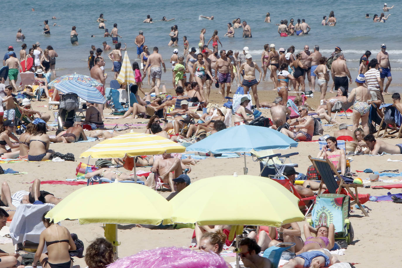 Playas y piscinas con gran afluencia para combatir las temperaturas veraniegas de las que disfruta la región