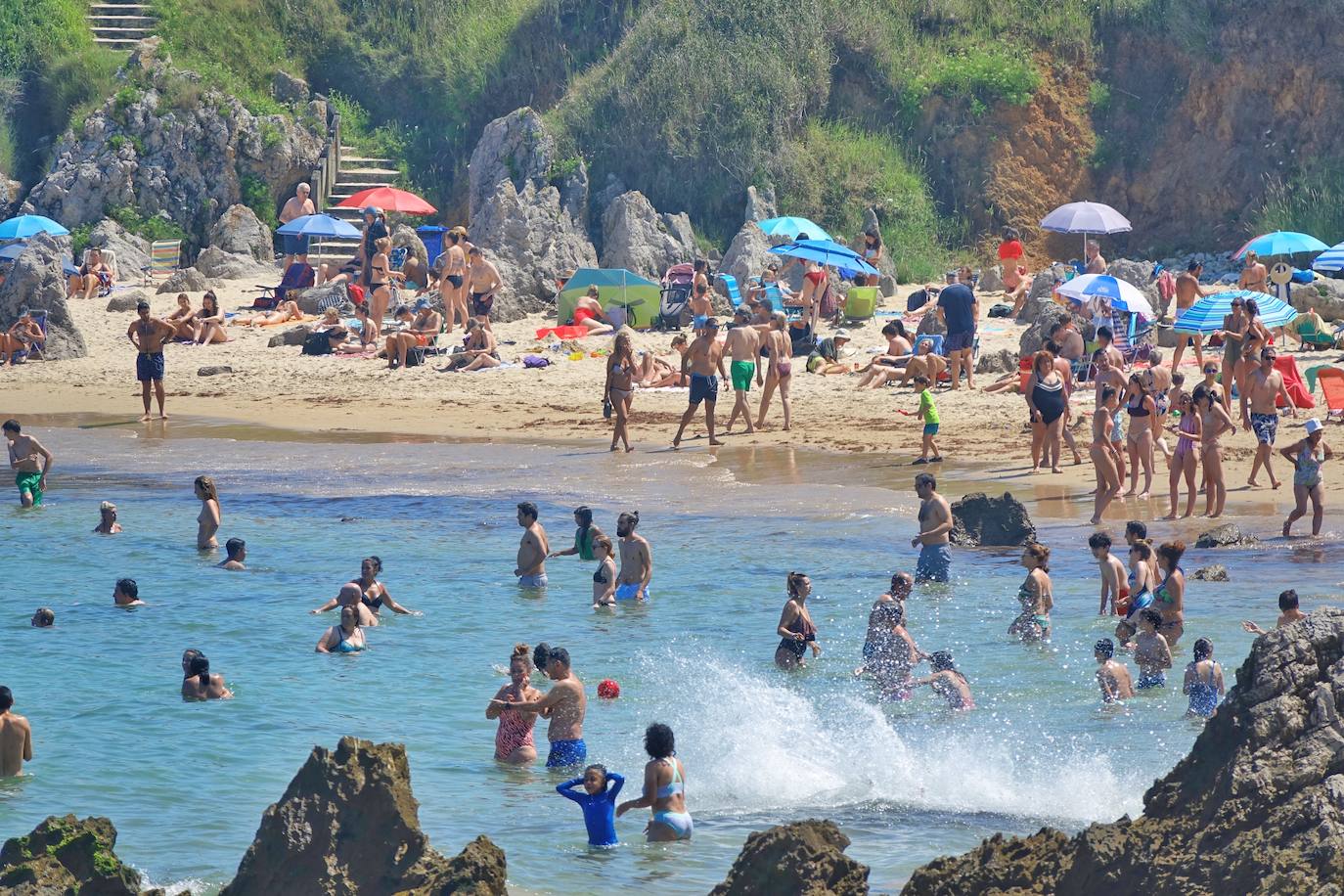 Playas y piscinas con gran afluencia para combatir las temperaturas veraniegas de las que disfruta la región