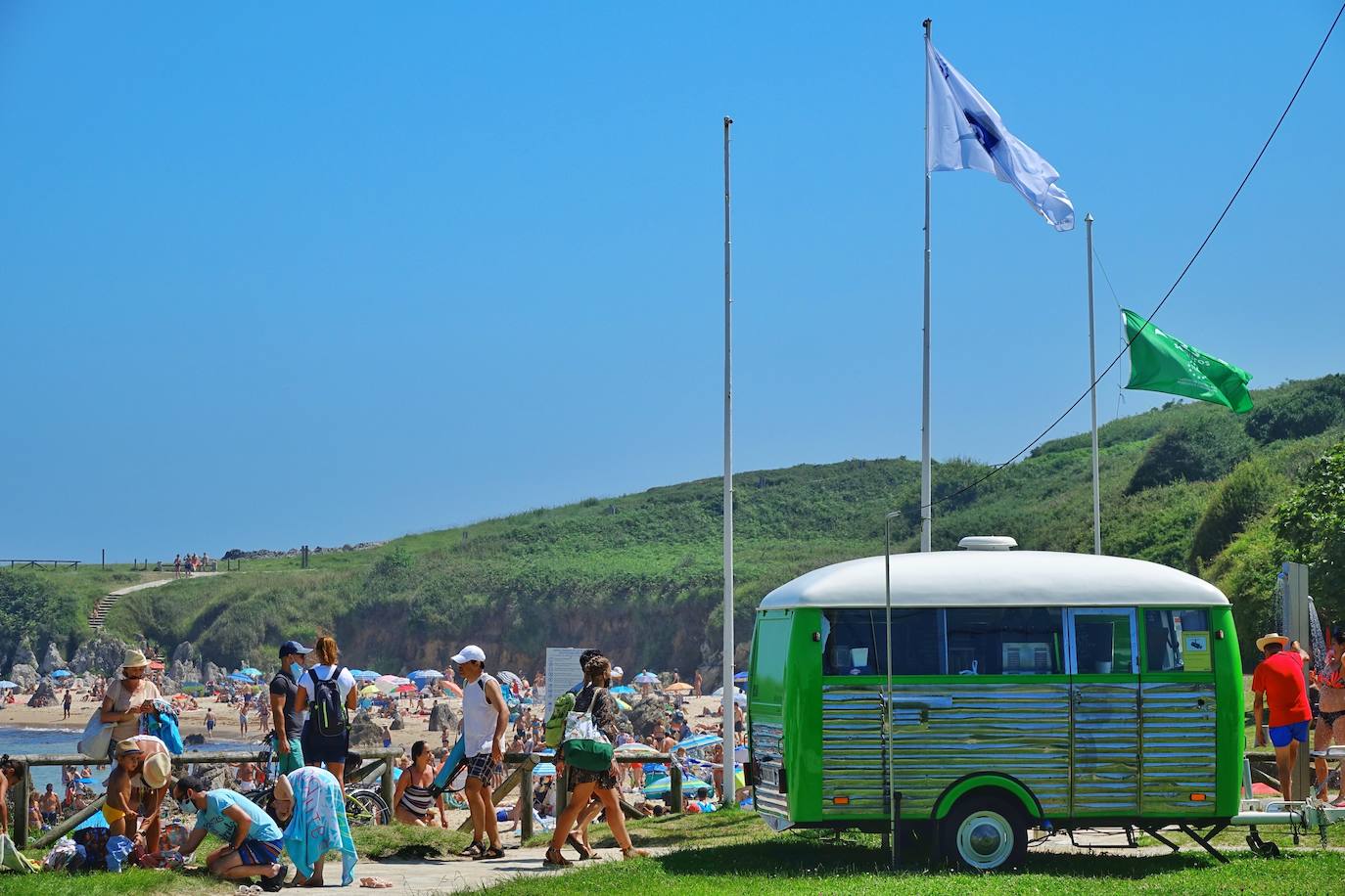 Playas y piscinas con gran afluencia para combatir las temperaturas veraniegas de las que disfruta la región