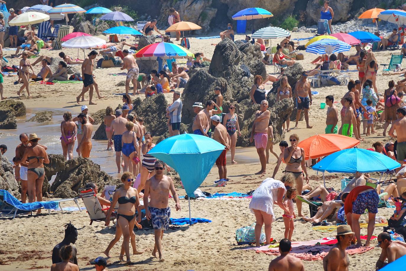 Playas y piscinas con gran afluencia para combatir las temperaturas veraniegas de las que disfruta la región