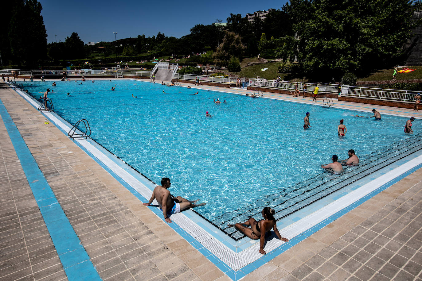 Playas y piscinas con gran afluencia para combatir las temperaturas veraniegas de las que disfruta la región