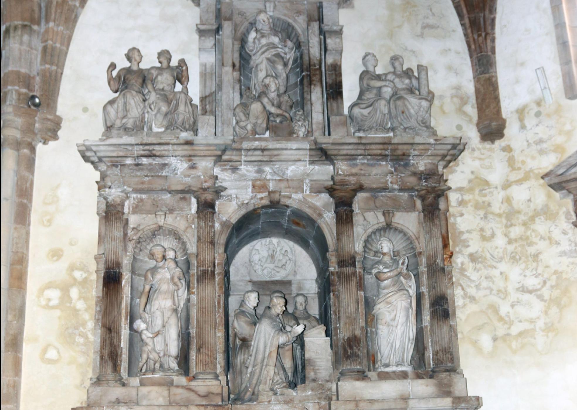 Parte superior del mausoleo de Valdés Salas, obra de Pompeo Leoni, en la Colegiata de Santa María la Mayor. 