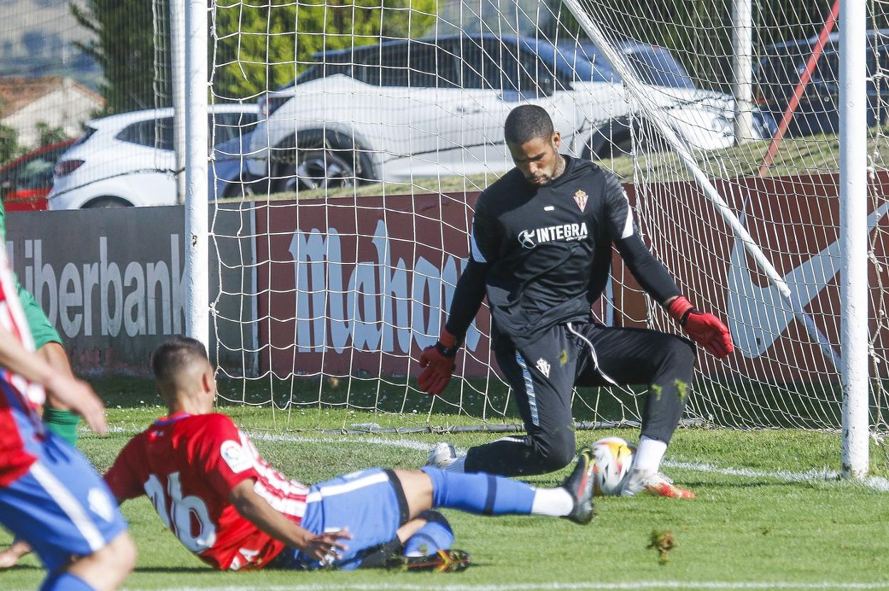 El rojiblanco Berto golpea desde el suelo el balón para batir al guardameta Christian Joel. 