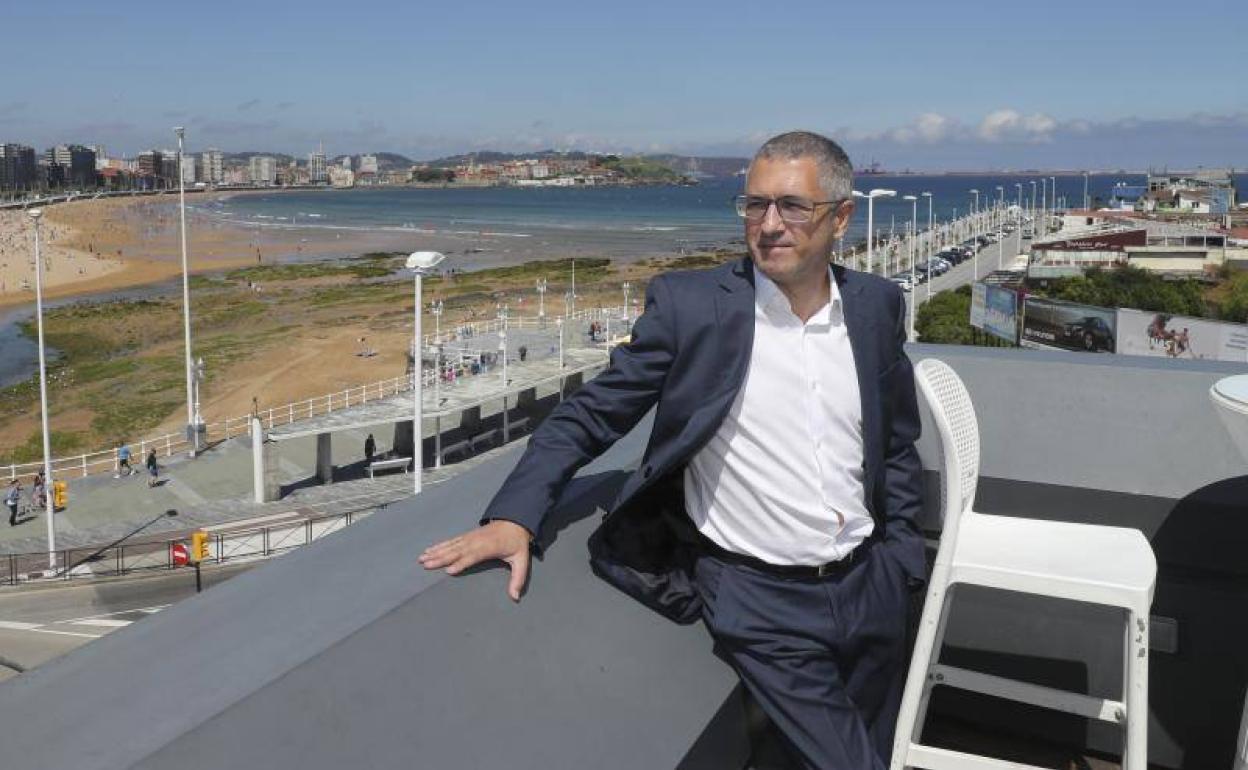 El secretario de Estado de Medio Ambiente, el asturiano Hugo Morán, en el hotel Abba donde participó en las jornadas de la Asociación para el Progreso de la Dirección (APD).