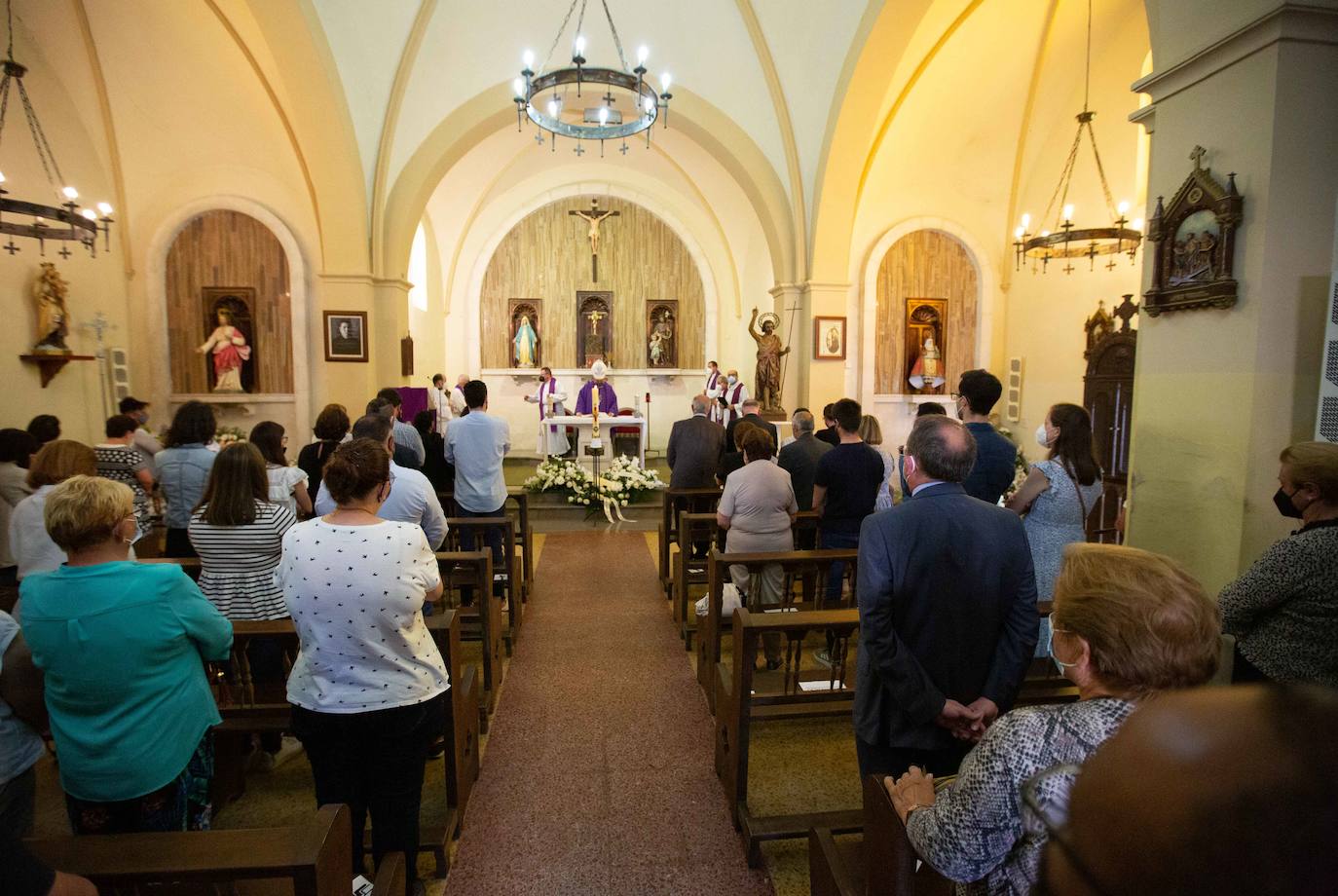 El camionero fallecido en el trágico accidente en Pajares fue despedido en la iglesia de San Juan del Coto: «Era una persona impresionante, un buen amigo, un buen hermano»