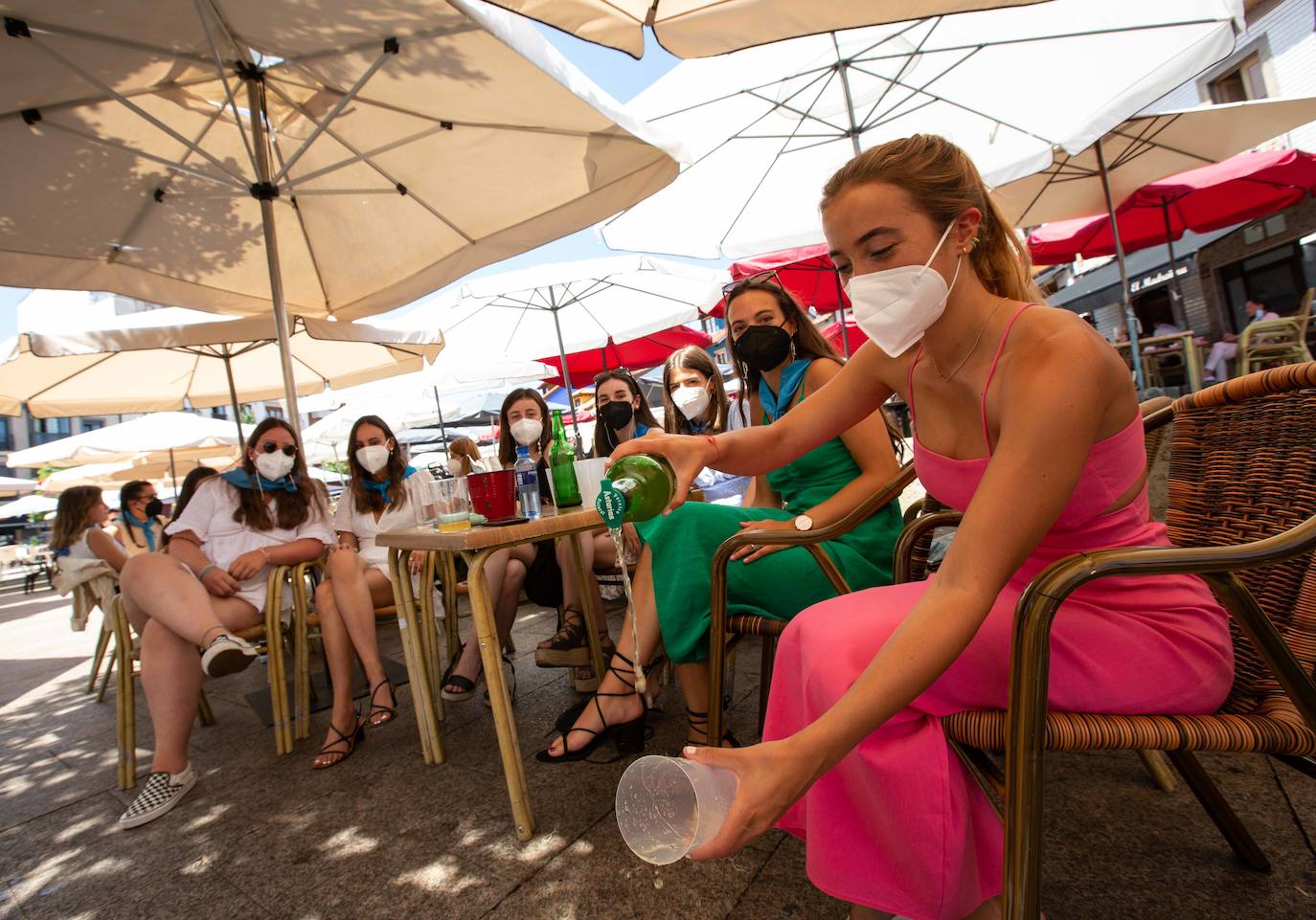 Siero ha sustituido La Sobatiella por la Plaza Les Campes. Terrazas que hacen las veces del prau en una edición especial, festiva pero con las restricciones que impone la pandemia. Aún así, los polesos no quieren quedarse sin fiesta.