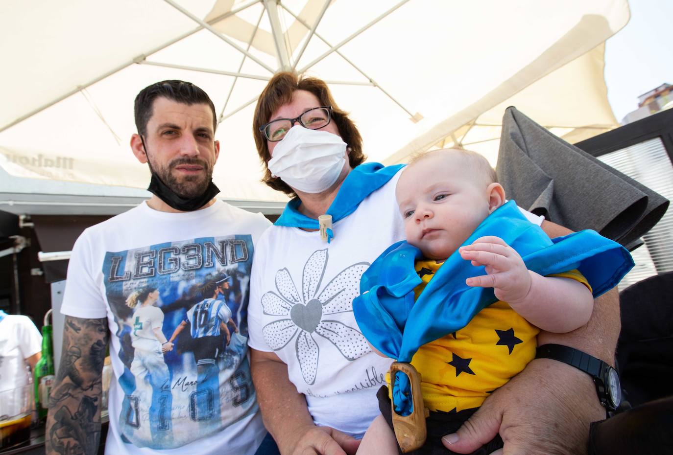 Siero ha sustituido La Sobatiella por la Plaza Les Campes. Terrazas que hacen las veces del prau en una edición especial, festiva pero con las restricciones que impone la pandemia. Aún así, los polesos no quieren quedarse sin fiesta.