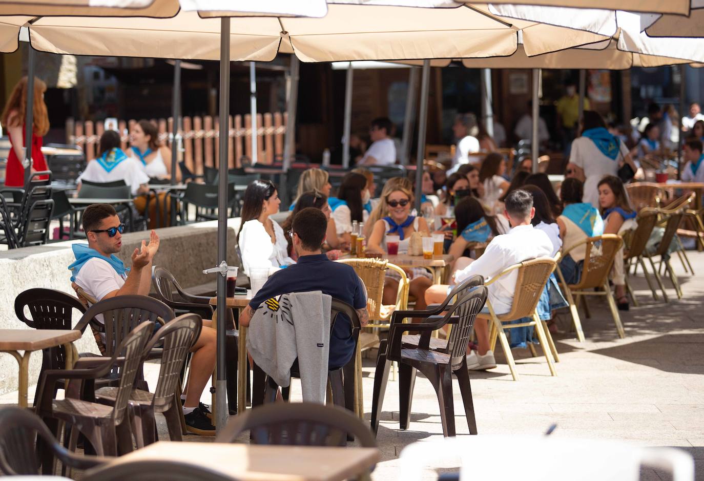 Siero ha sustituido La Sobatiella por la Plaza Les Campes. Terrazas que hacen las veces del prau en una edición especial, festiva pero con las restricciones que impone la pandemia. Aún así, los polesos no quieren quedarse sin fiesta.