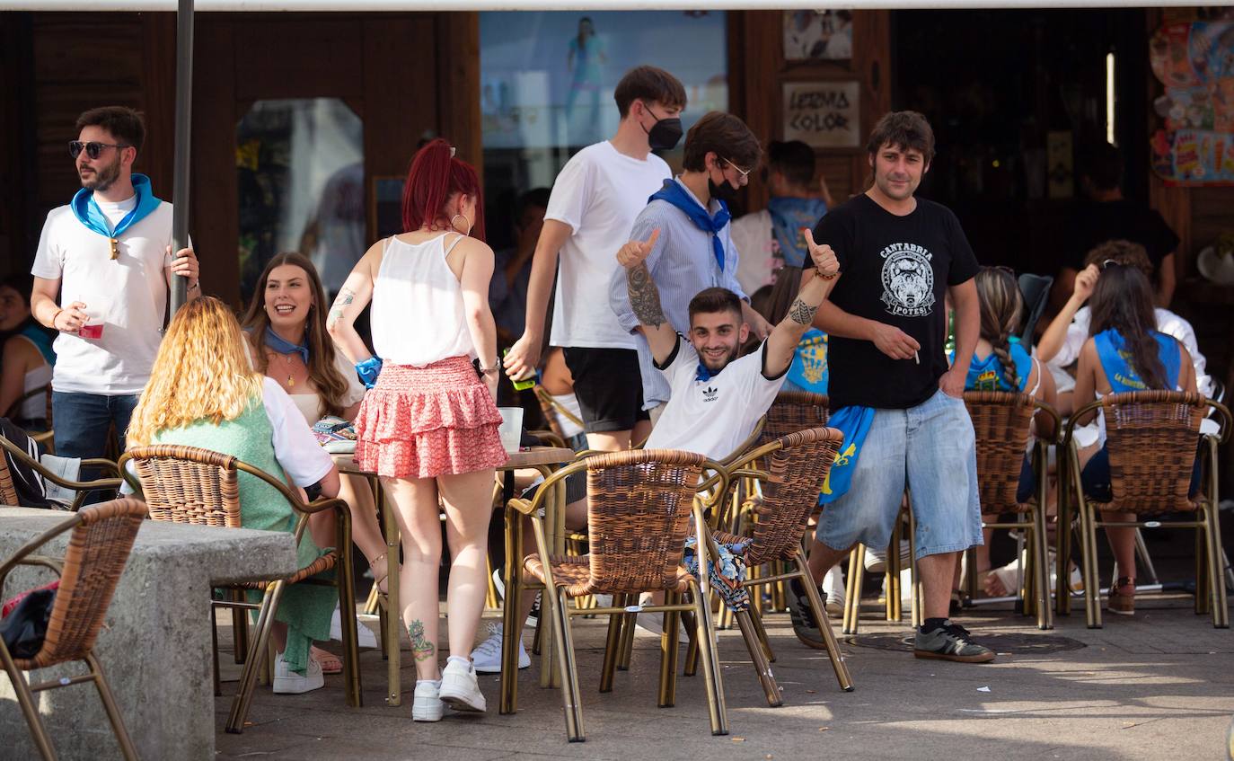 Siero ha sustituido La Sobatiella por la Plaza Les Campes. Terrazas que hacen las veces del prau en una edición especial, festiva pero con las restricciones que impone la pandemia. Aún así, los polesos no quieren quedarse sin fiesta.