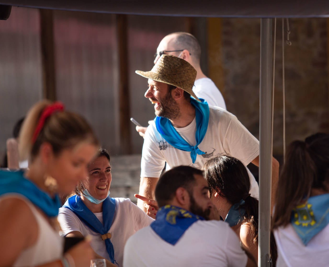 Siero ha sustituido La Sobatiella por la Plaza Les Campes. Terrazas que hacen las veces del prau en una edición especial, festiva pero con las restricciones que impone la pandemia. Aún así, los polesos no quieren quedarse sin fiesta.