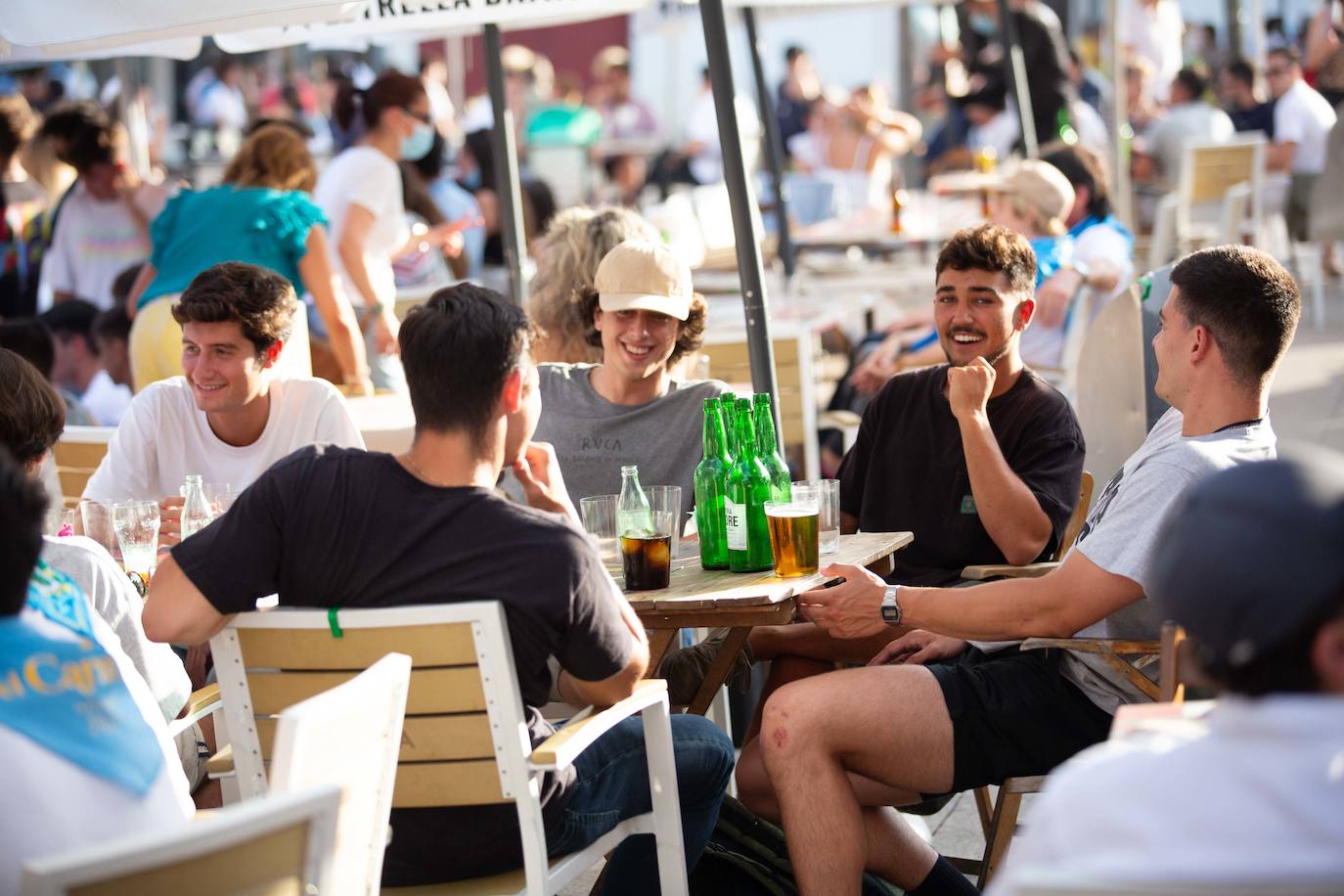 Siero ha sustituido La Sobatiella por la Plaza Les Campes. Terrazas que hacen las veces del prau en una edición especial, festiva pero con las restricciones que impone la pandemia. Aún así, los polesos no quieren quedarse sin fiesta.