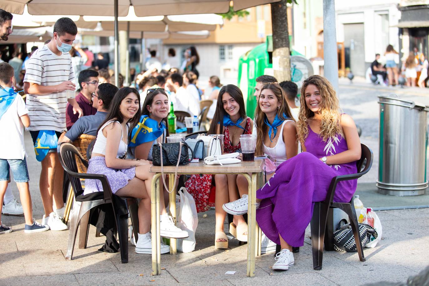 Siero ha sustituido La Sobatiella por la Plaza Les Campes. Terrazas que hacen las veces del prau en una edición especial, festiva pero con las restricciones que impone la pandemia. Aún así, los polesos no quieren quedarse sin fiesta.