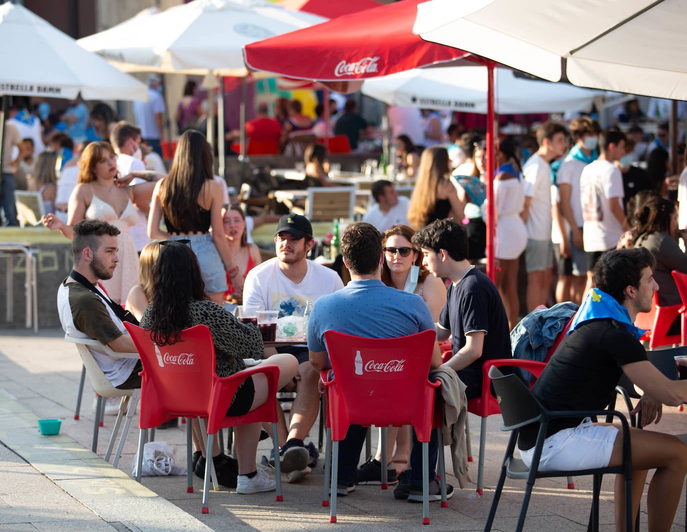 Siero ha sustituido La Sobatiella por la Plaza Les Campes. Terrazas que hacen las veces del prau en una edición especial, festiva pero con las restricciones que impone la pandemia. Aún así, los polesos no quieren quedarse sin fiesta.