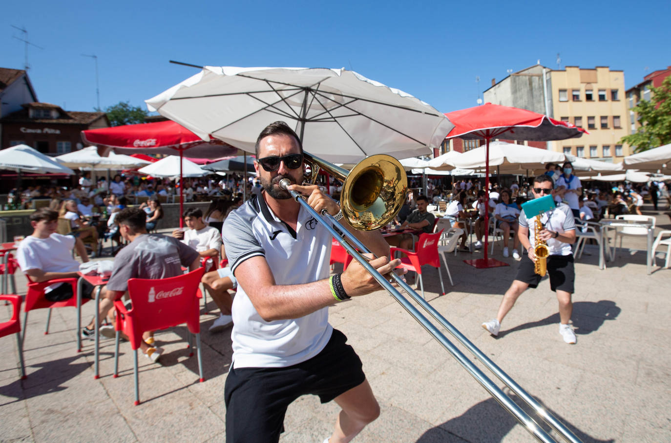 Siero ha sustituido La Sobatiella por la Plaza Les Campes. Terrazas que hacen las veces del prau en una edición especial, festiva pero con las restricciones que impone la pandemia. Aún así, los polesos no quieren quedarse sin fiesta.