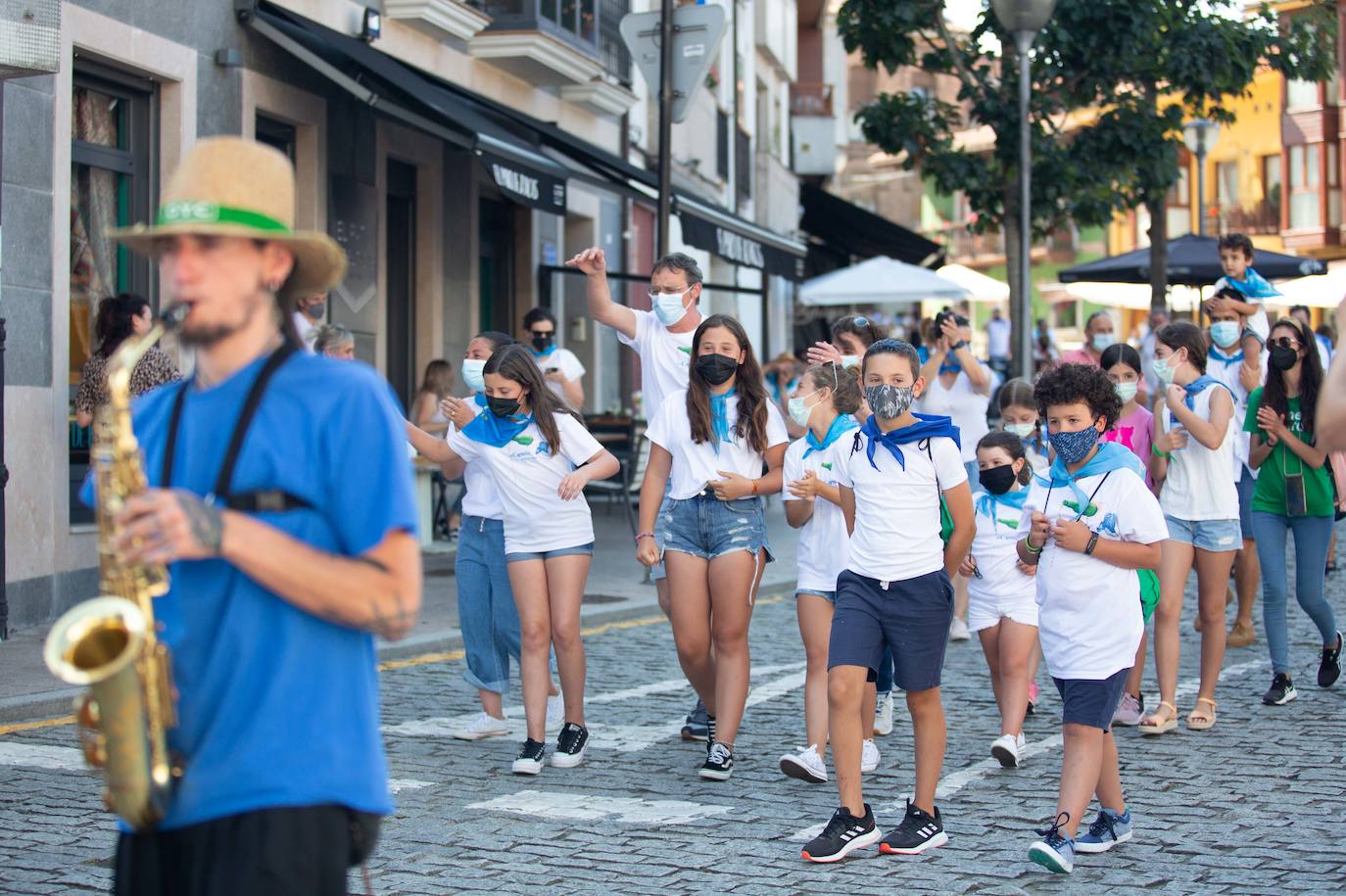 Siero ha sustituido La Sobatiella por la Plaza Les Campes. Terrazas que hacen las veces del prau en una edición especial, festiva pero con las restricciones que impone la pandemia. Aún así, los polesos no quieren quedarse sin fiesta.