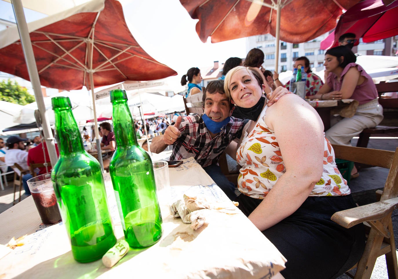 Siero ha sustituido La Sobatiella por la Plaza Les Campes. Terrazas que hacen las veces del prau en una edición especial, festiva pero con las restricciones que impone la pandemia. Aún así, los polesos no quieren quedarse sin fiesta.