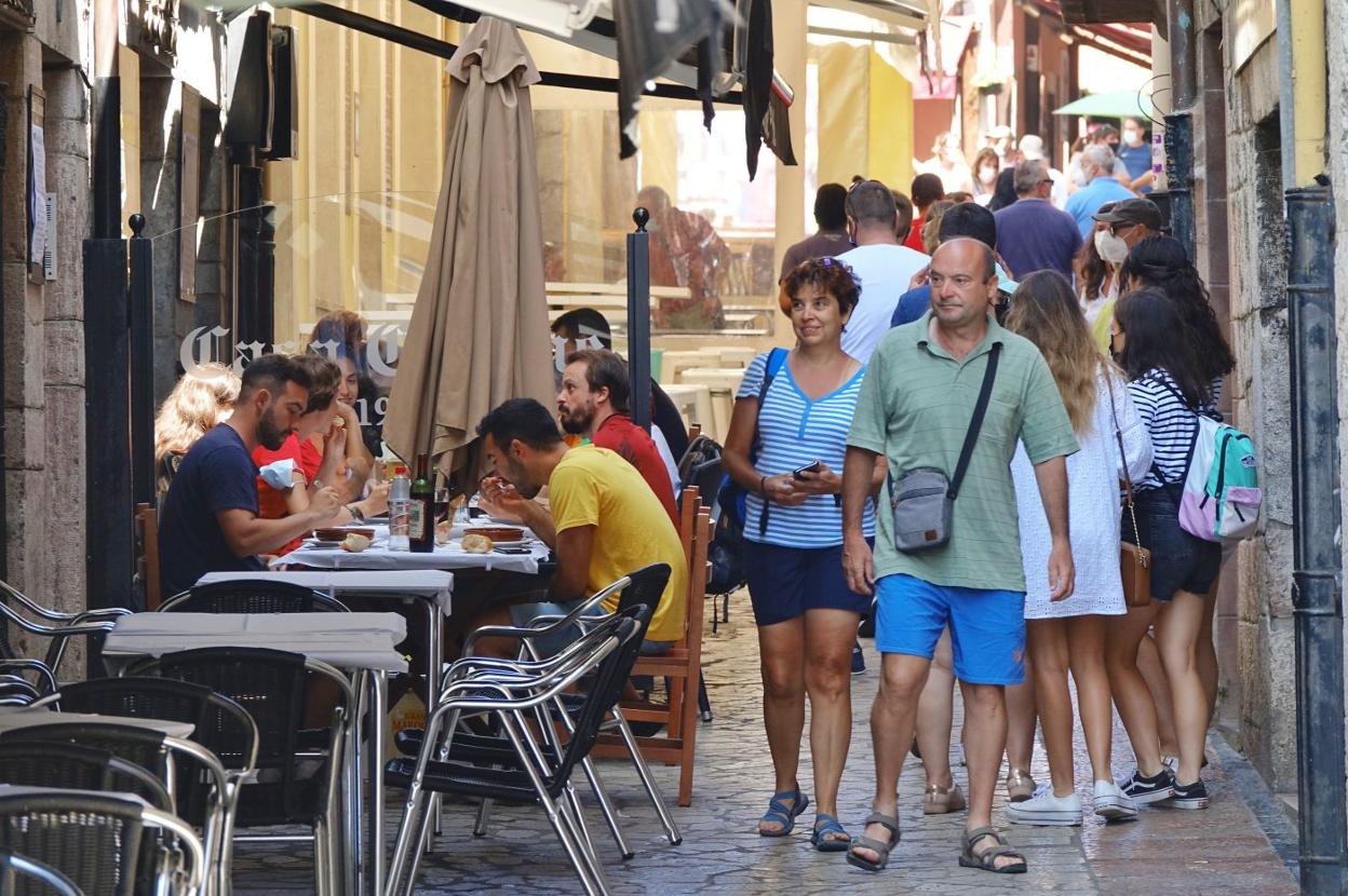 Visitantes, ayer por las calles del centro de la villa de Llanes, durante una de las jornadas con más afluencia de este verano. 