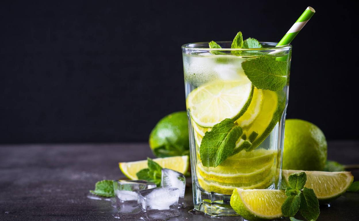 Mojito, una de las bebidas más conocidas elaboradas con ron 