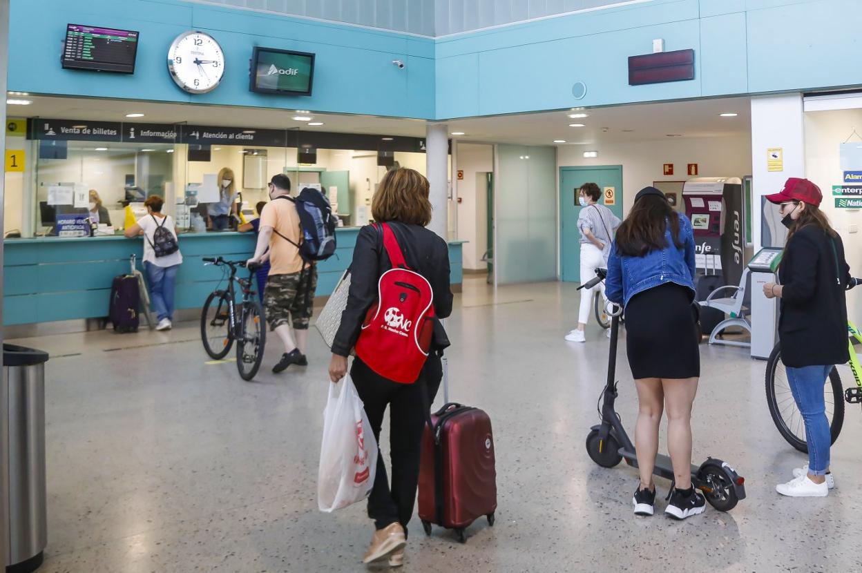 Varios viajeros del servicio Ferrol-Gijón, a su llegada a Gijón, acuden a reclamar a Atención al Cliente. 