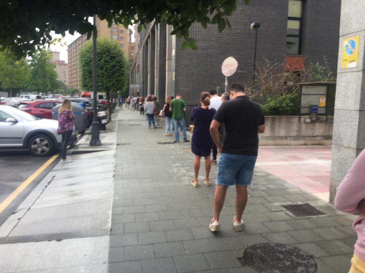 Largas colas, ayer por la mañana, a la entrada del centro de salud del Parque de Isabel la Católica. 