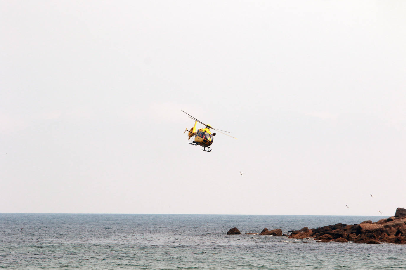 El helicóptero del Servicio de Emergencias del Principado realizó esta mañana un simulacro en la playa de Rodiles. La actuación, que contaba con la participación de más de veinte profesionales, despertó la curiosidad entre los bañistas. El objetivo de este simulacro es enseñar a los socorristas cómo actuar en caso de emergencia durante este verano. El equipo rescatador explicó cuál es la mejor zona para el aterrizaje y cómo deben prepararse.