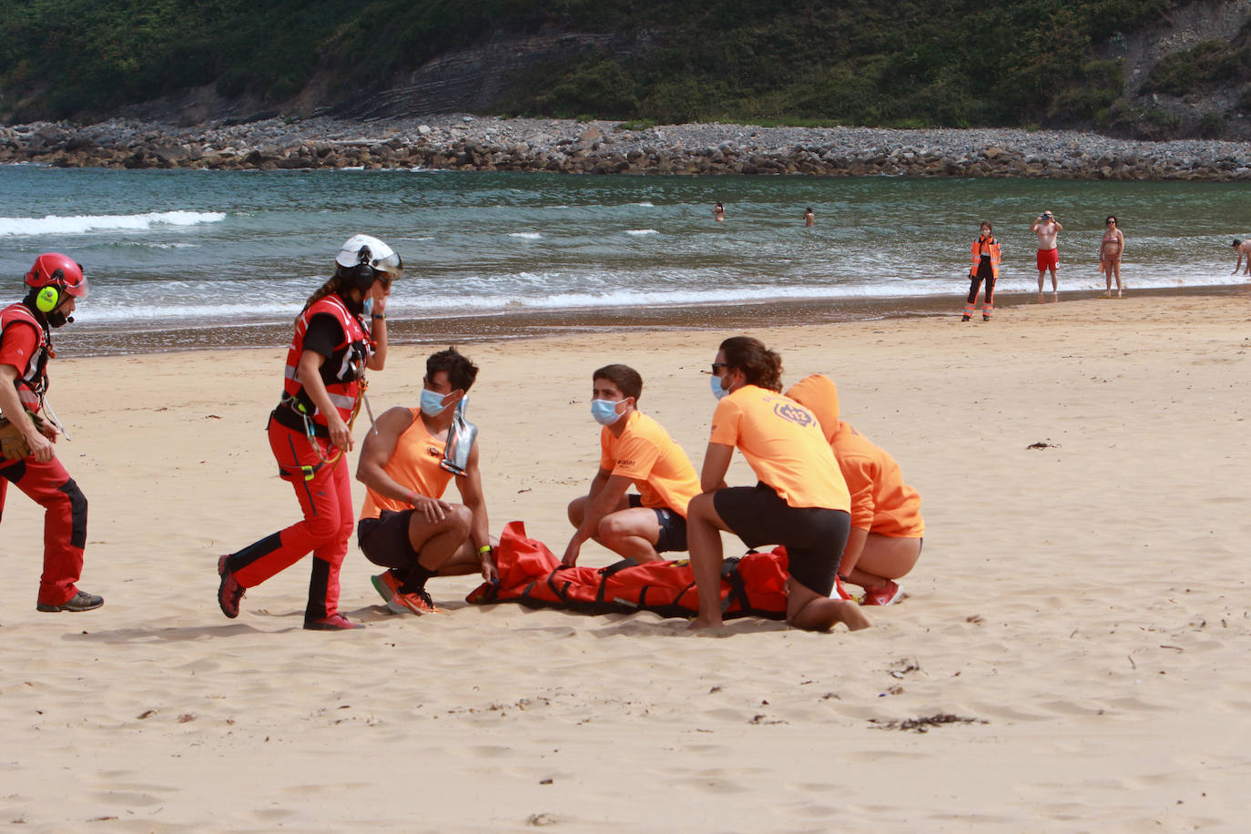 El helicóptero del Servicio de Emergencias del Principado realizó esta mañana un simulacro en la playa de Rodiles. La actuación, que contaba con la participación de más de veinte profesionales, despertó la curiosidad entre los bañistas. El objetivo de este simulacro es enseñar a los socorristas cómo actuar en caso de emergencia durante este verano. El equipo rescatador explicó cuál es la mejor zona para el aterrizaje y cómo deben prepararse.