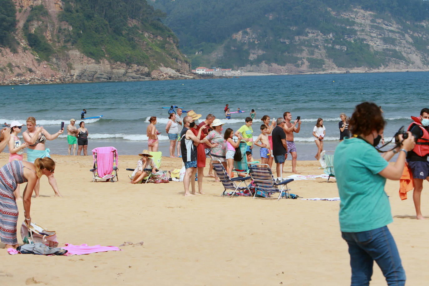 El helicóptero del Servicio de Emergencias del Principado realizó esta mañana un simulacro en la playa de Rodiles. La actuación, que contaba con la participación de más de veinte profesionales, despertó la curiosidad entre los bañistas. El objetivo de este simulacro es enseñar a los socorristas cómo actuar en caso de emergencia durante este verano. El equipo rescatador explicó cuál es la mejor zona para el aterrizaje y cómo deben prepararse.