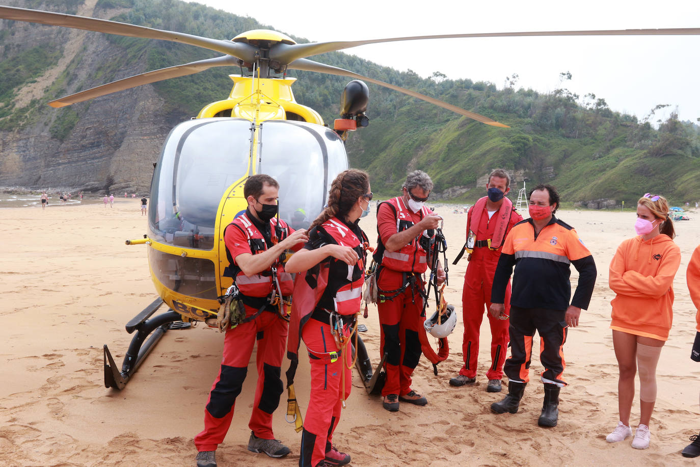 El helicóptero del Servicio de Emergencias del Principado realizó esta mañana un simulacro en la playa de Rodiles. La actuación, que contaba con la participación de más de veinte profesionales, despertó la curiosidad entre los bañistas. El objetivo de este simulacro es enseñar a los socorristas cómo actuar en caso de emergencia durante este verano. El equipo rescatador explicó cuál es la mejor zona para el aterrizaje y cómo deben prepararse.