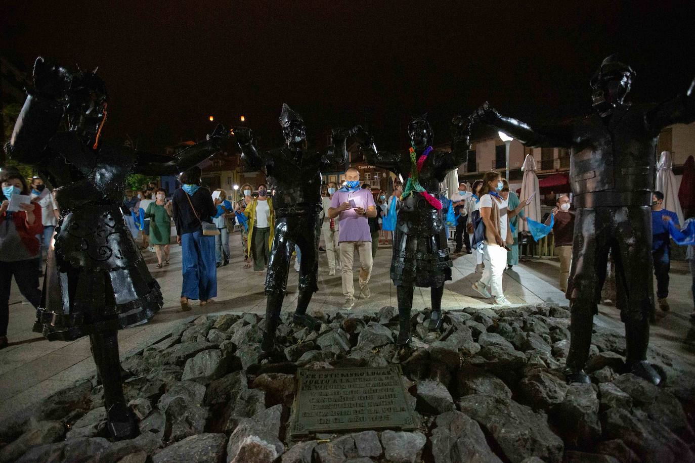 Medio centenar de sierenses se congregaron en el parque Alfonso X El Sabio para bailar la Danza Prima y cerrar así la edición de la fiesta de prao más famosa. Los romeros mantuvieron la distancia interpersonal con pañuelos azules, pero ello no les impidió disfrutar del tradicional baile asturiano y sentirse más unidos que nunca