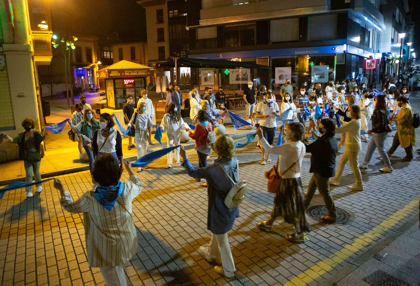 Medio centenar de sierenses se congregaron en el parque Alfonso X El Sabio para bailar la Danza Prima y cerrar así la edición de la fiesta de prao más famosa. Los romeros mantuvieron la distancia interpersonal con pañuelos azules, pero ello no les impidió disfrutar del tradicional baile asturiano y sentirse más unidos que nunca