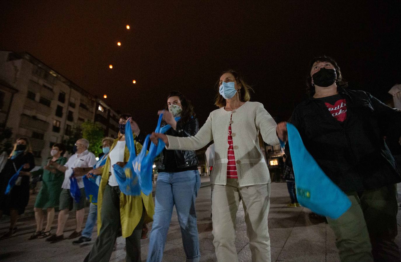 Medio centenar de sierenses se congregaron en el parque Alfonso X El Sabio para bailar la Danza Prima y cerrar así la edición de la fiesta de prao más famosa. Los romeros mantuvieron la distancia interpersonal con pañuelos azules, pero ello no les impidió disfrutar del tradicional baile asturiano y sentirse más unidos que nunca