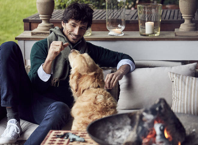 Andrés Velencoso juega con 'Herry', su perro.