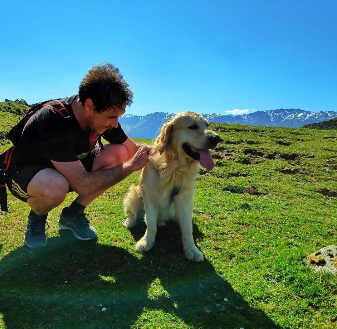 El guitarrista David Feito y su mascota.