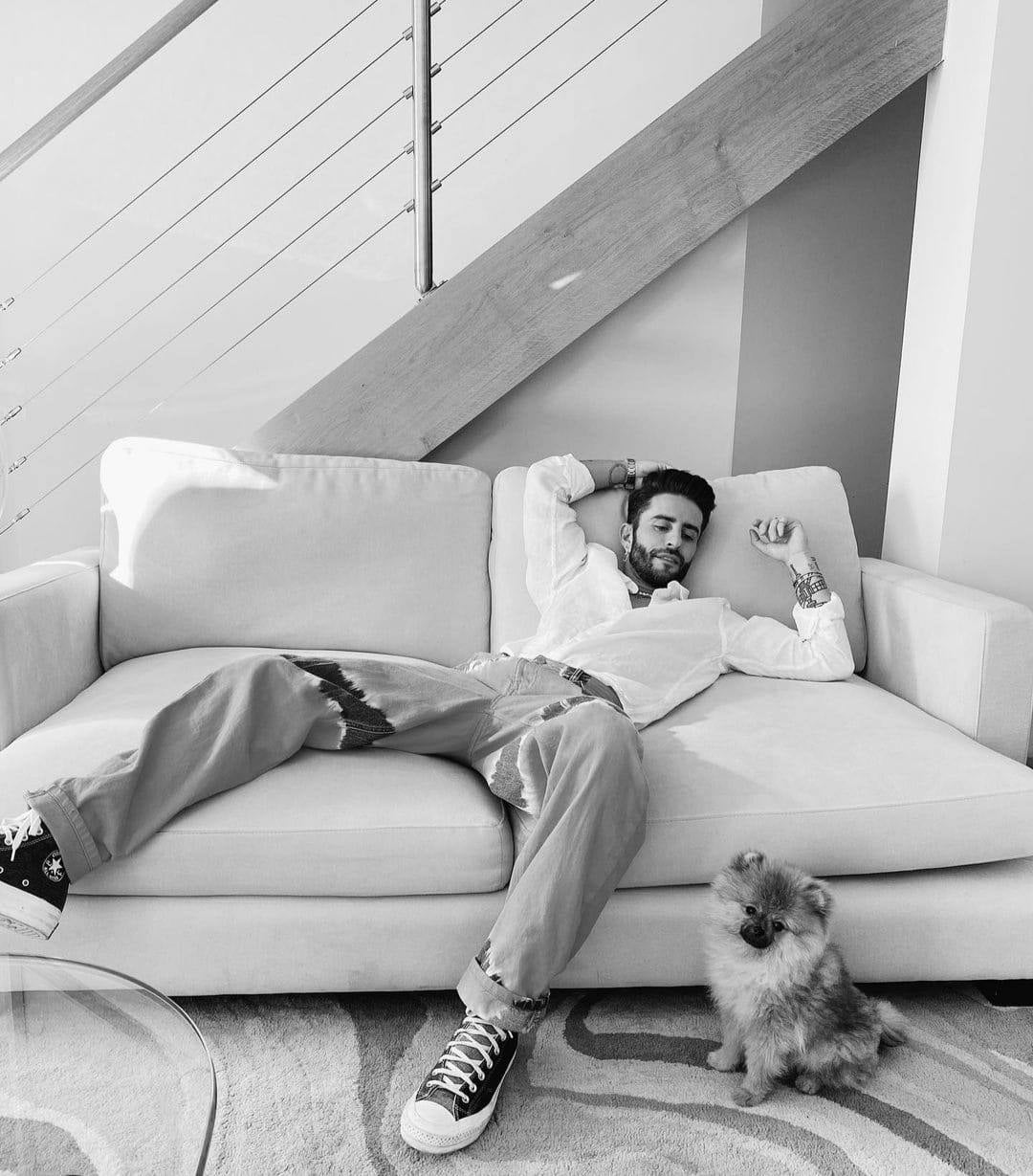 Pelayo Díaz en su casa de Madrid junto a 'Vidu', su mascota.