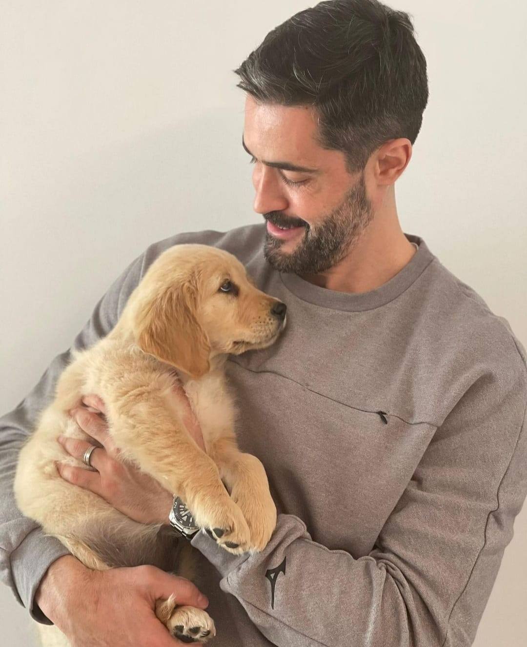 El jugador de balonmano Raúl Entrerríos abraza a su perrita 'Lía'.