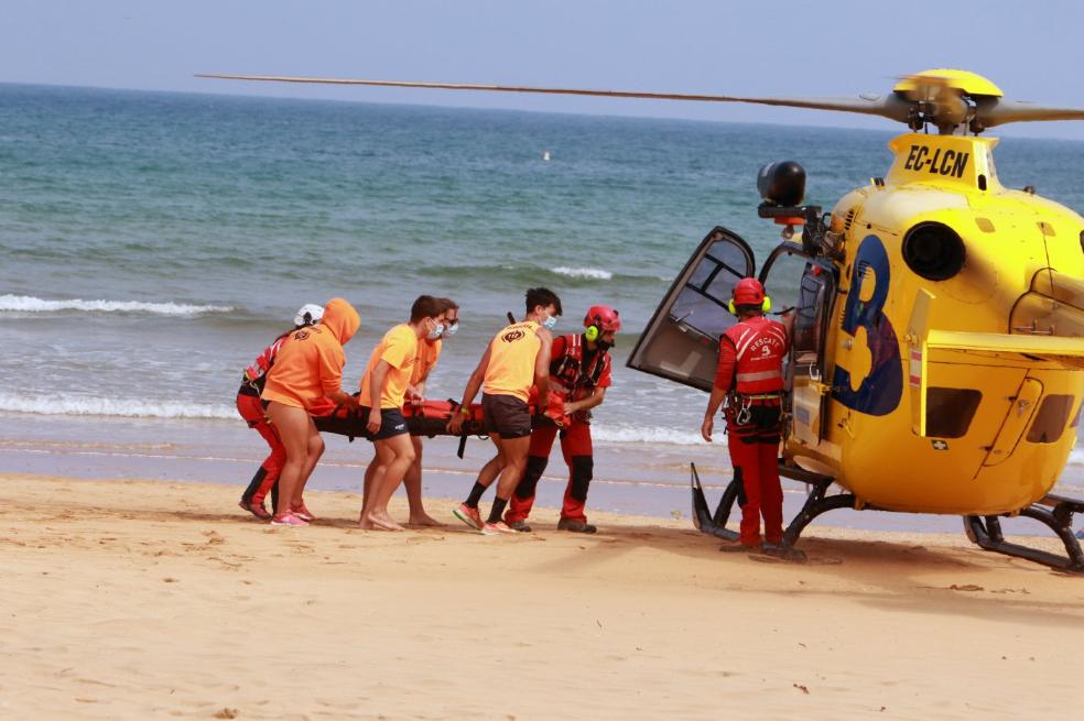 Rescate. El helicóptero aterrizó en Rodiles para atender a una persona herida. Todo era un simulacro.