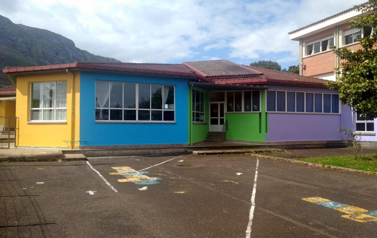 El colegio de Posada de Llanes luce ya nuevos colores. 