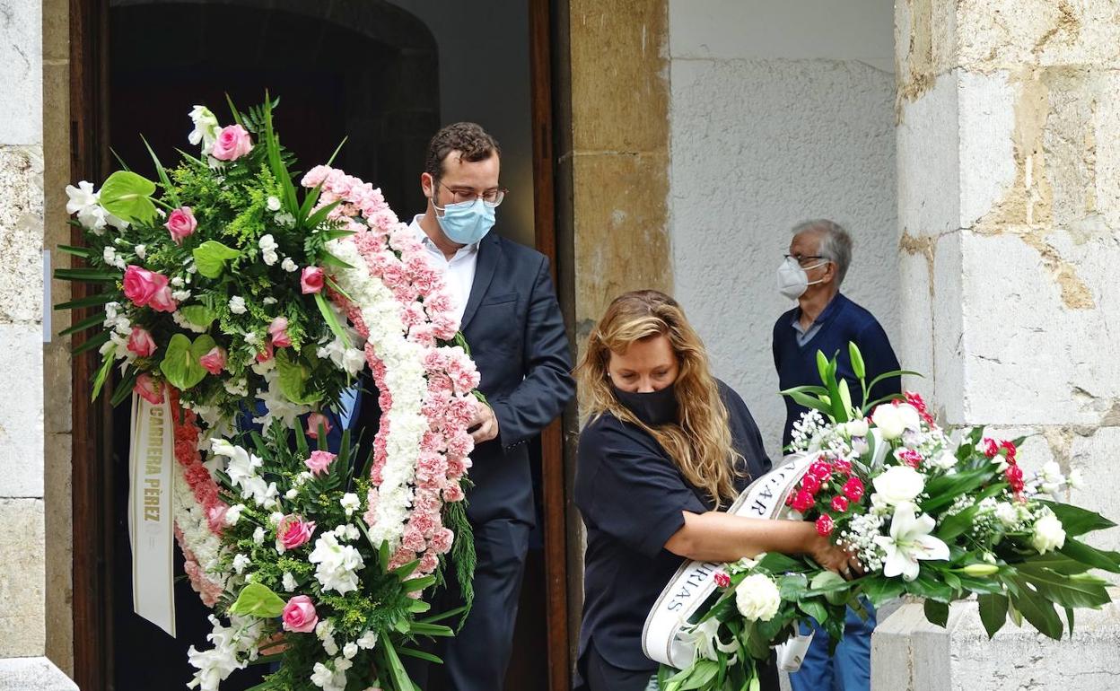 Numerosas coronas llegaron para despedir a Rosa