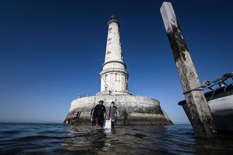 El faro de Cordouan, conocido como 'el Versalles del mar', es el faro francés más antiguo en funcionamiento. De estilo renacentista, esta atalaya de más de 67 metros de altura, está situada en un islote y es un monumento histórico perteneciente a Le Verdon-sur-Mer, en la región de Aquitania. Presta servicio desde 1611 y se puede visitar tras un trayecto en barco de 45 minutos. Una vez dentro, 301 escalones guían al visitante hasta el balcón de la linterna.