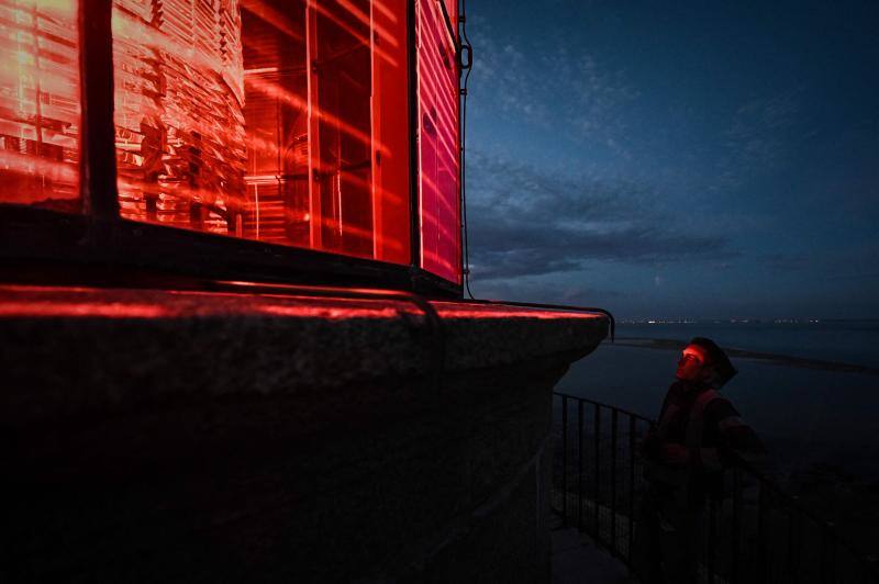 El faro de Cordouan, conocido como 'el Versalles del mar', es el faro francés más antiguo en funcionamiento. De estilo renacentista, esta atalaya de más de 67 metros de altura, está situada en un islote y es un monumento histórico perteneciente a Le Verdon-sur-Mer, en la región de Aquitania. Presta servicio desde 1611 y se puede visitar tras un trayecto en barco de 45 minutos. Una vez dentro, 301 escalones guían al visitante hasta el balcón de la linterna.