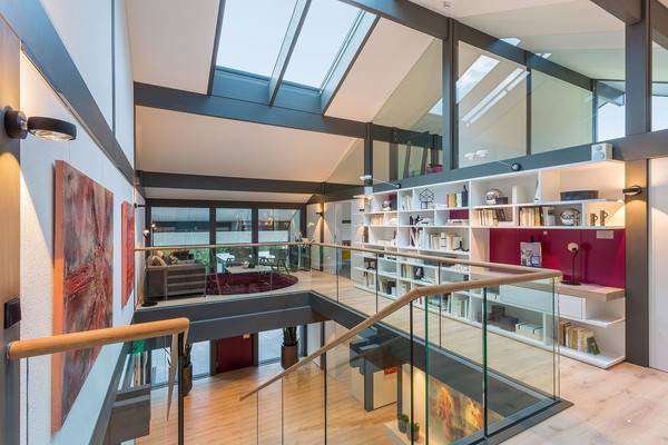 Antonio Banderas ha decidido regresar a su tierra natal, Málaga, donde ha puesto en marcha diferentes iniciativas profesionales y donde dice, está su «proyecto vital». Ahora ha dado un paso más y ha puesto a la venta la casa londinense a la que se mudó en 2015. Su precio es de 3,5 millones de euros. 