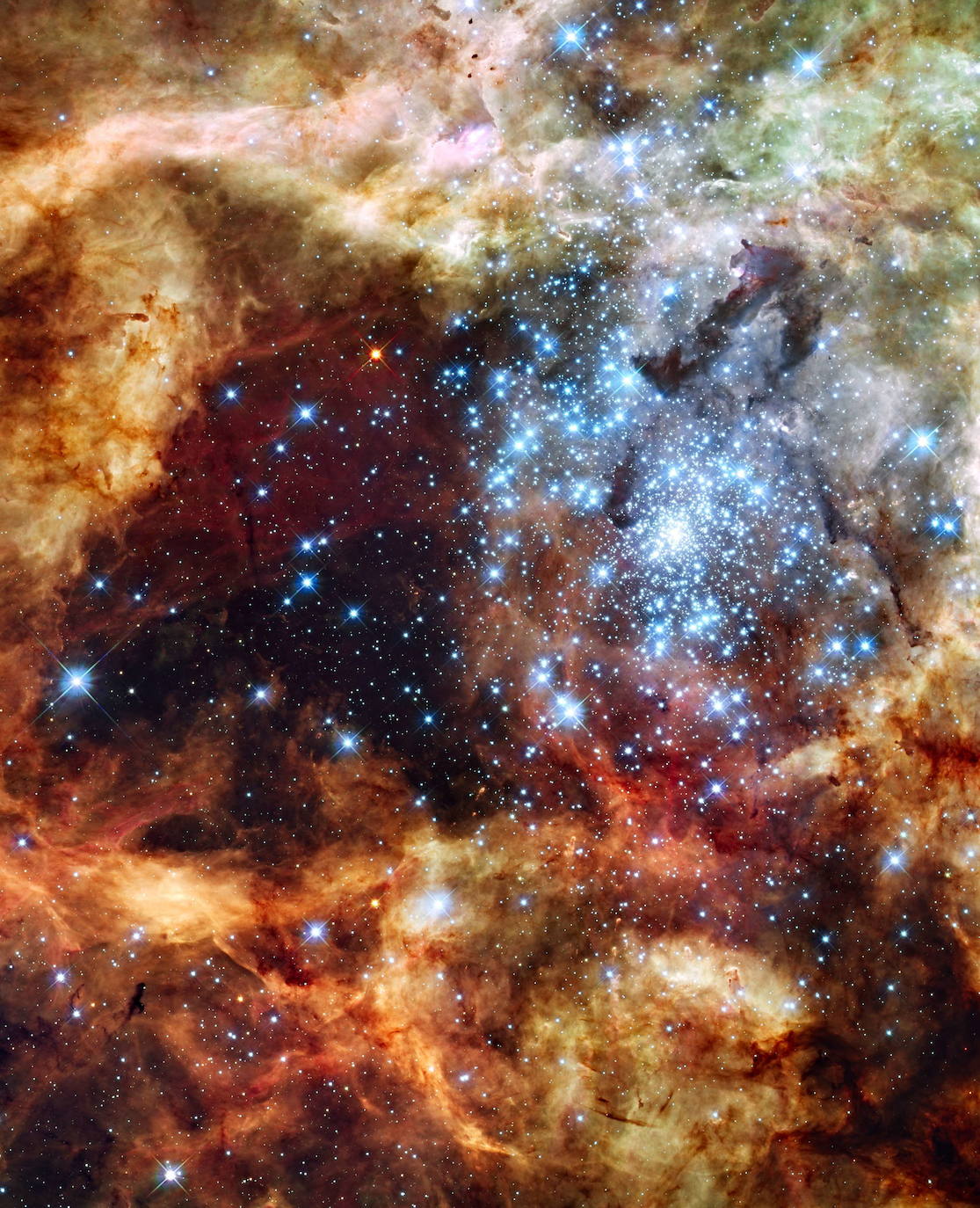 Hubble lleva más de tres décadas observando el universo. Desde que se lanzó, en 1990, se han publicado más de 18.000 artículos científicos gracias a los datos aportados a observatorios de todo el mundo. La NASA lo ha devuelto ahora a su estado operativo después de un mes sin funcionar por problemas informáticos. Desde la agencia aeroespacial aseguran que el Hubble durará muchos años más