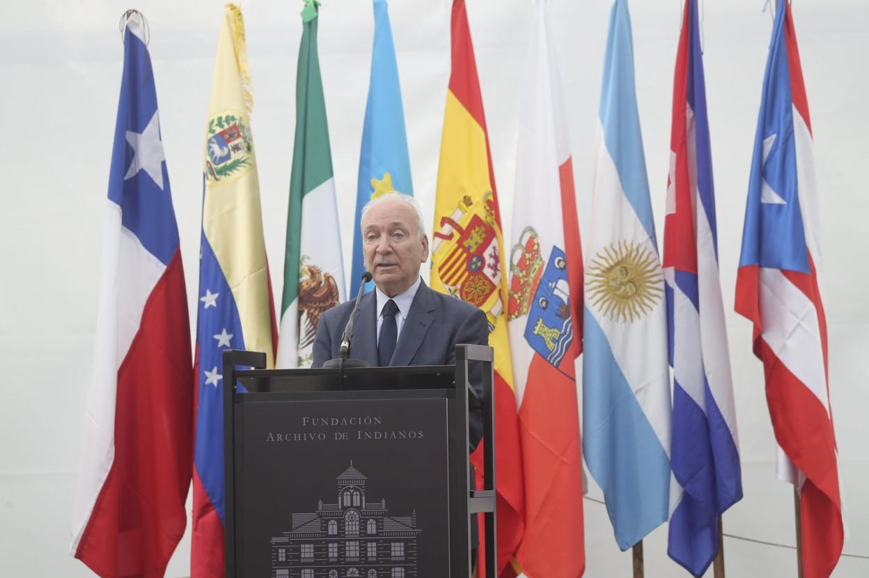 Francisco Rodríguez, durante su intervención, en la que abogó por ahondar en el conocimiento de la historia. 