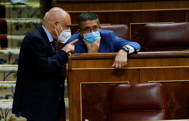 Los socialistas Rafael Simancas y Patxi López en el intenso pleno del Congreso. 