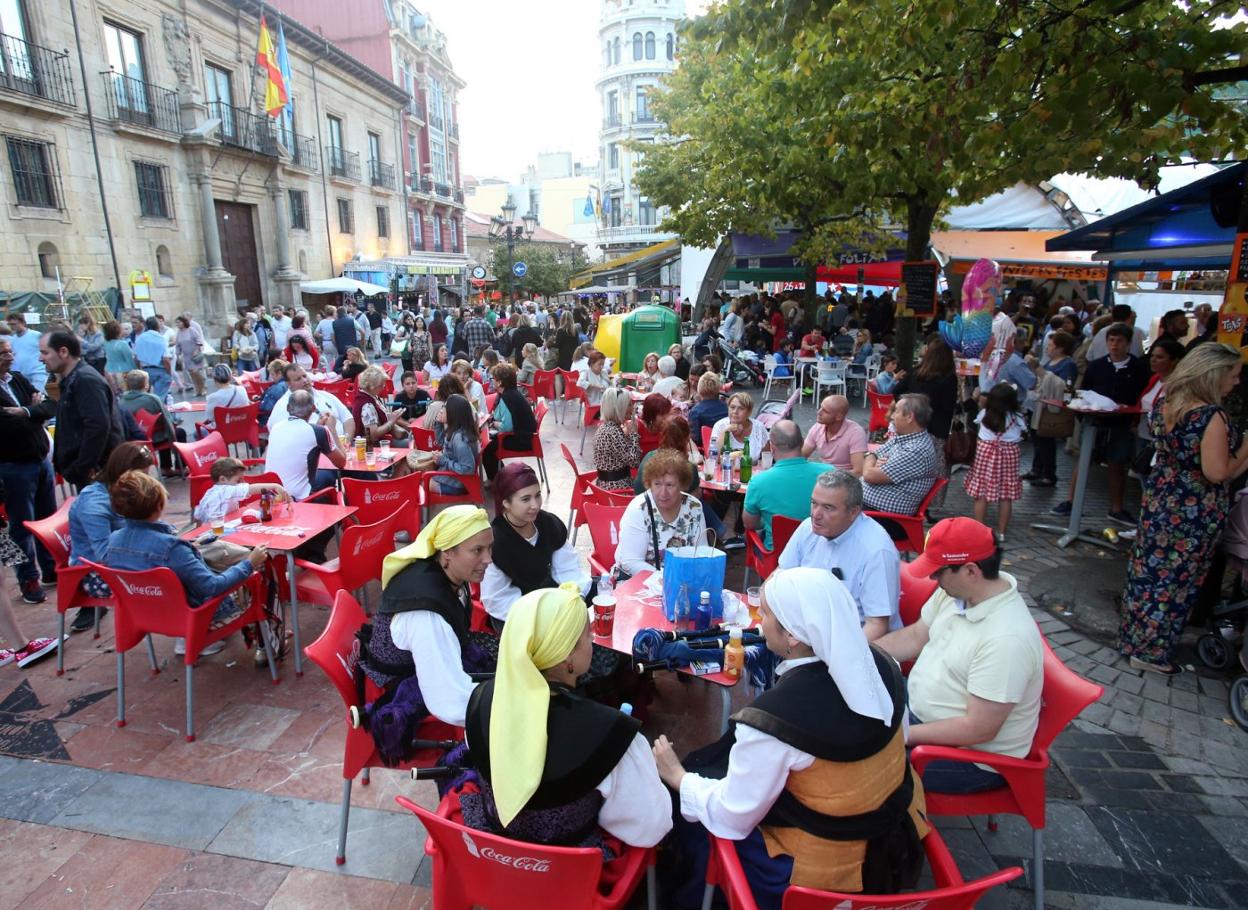 Un San Mateo, antes de la pandemia, con el Oviedo Antiguo tomado por los chiringuitos. 