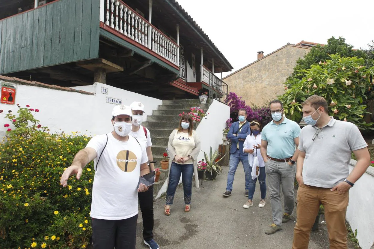 Christopher Mitchell, Belén Rodríguez, Amelia Fernández, Marcelino Marcos Líndez, Noelia Macía, Ignacio Blanco y Adrián Pumares, ayer, durante la visita a los hórreos y paneras de Carreño. 