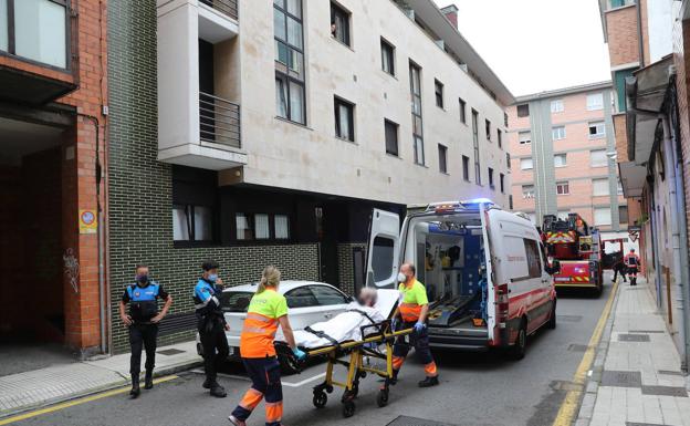 Evacuada tras la caída en su domicilio de la calle Mon.