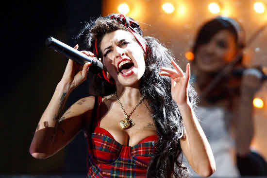 Diez años se cumplen de la prematura muerte de la diva del soul, Amy Winehouse. El jazz fue el primer amor de la cantante británica, aunque más tarde sus adicciones la llevarían camino del desastre. Con estas fotografías recordamos a la irremplazable 'leona' de Camdem Town.